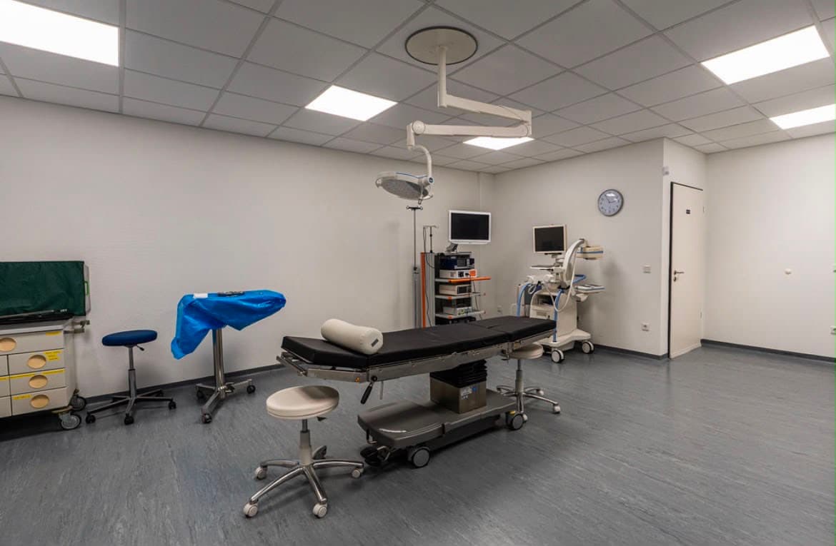 Zertifizierter OP-Saal mit OP-Tisch, Operationsleuchte und Monitoring