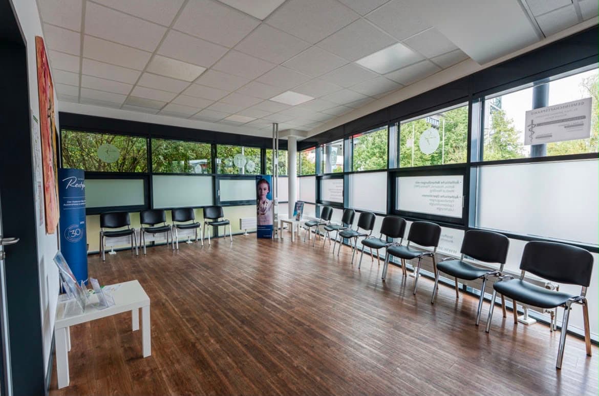 Heller Wartebereich der Praxis Semmler Esthetics in Dortmund