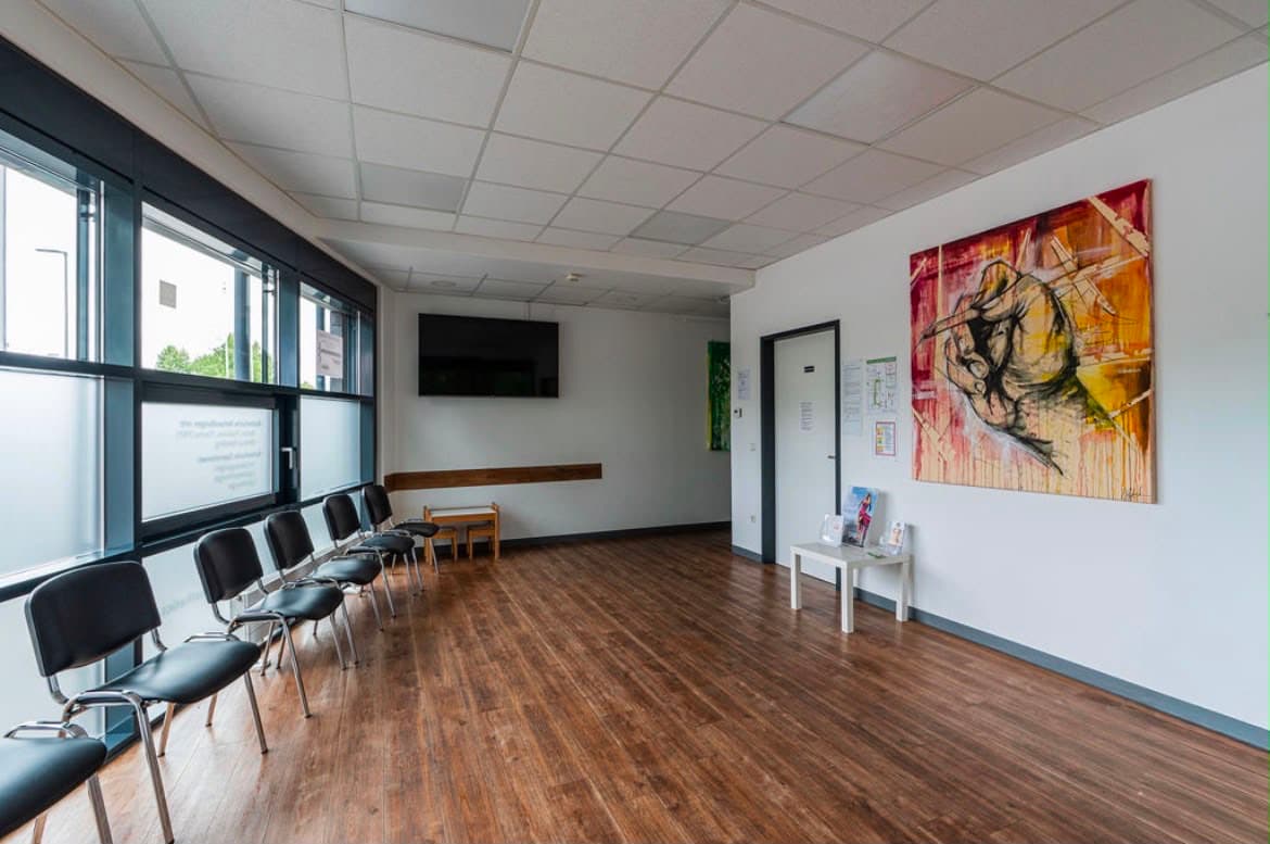 Wartebereich mit Sitzgelegenheiten und Wandkunst